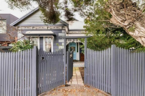 Victorian Ground FL Apartment, Pool, Sauna & BBall